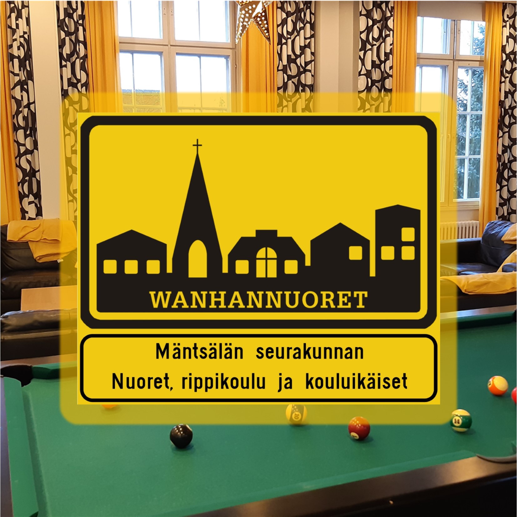 Wanhannuorten logo, jossa lisäkilpi Mäntsälän seurakunnan nuoret, rippikoulu ja kouluikäiset. Taustalla biljardipöytä ja sohvia.