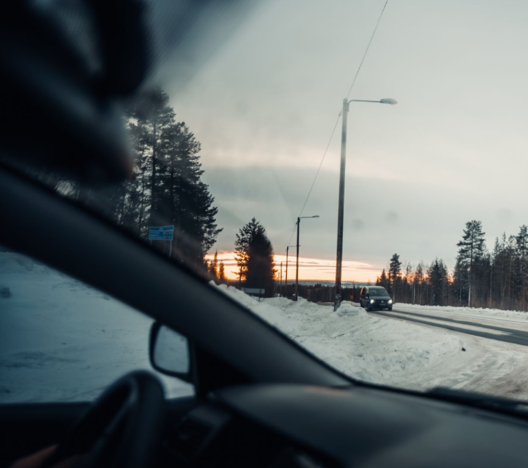 Näkymä henkilöauton ikkunasta