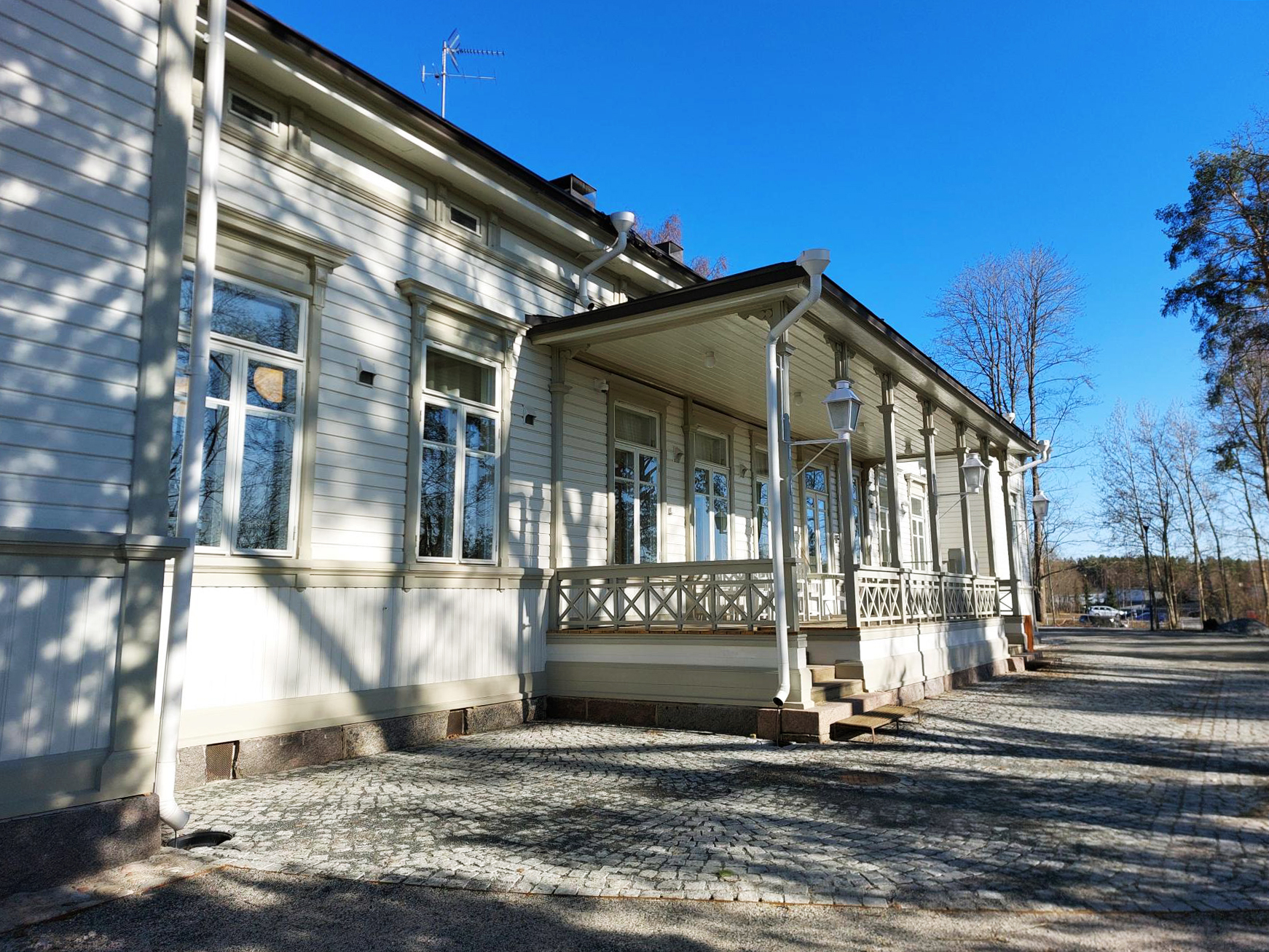 Pappilan etupuoli ja kuisti kuvattuna edestäpäin.