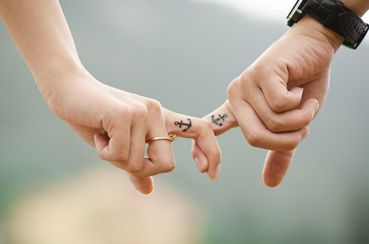 valentines-day-background-437968_1280(1).jpg
