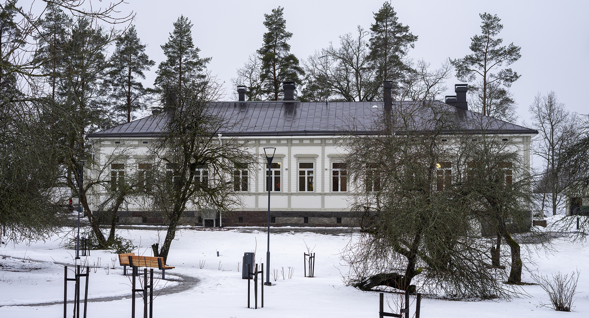 Pappila Pappila ulkoapäin talviasussa.