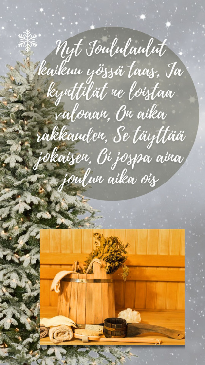 Joulukuusi ja taivaalla tähtiä, kuusen juurella saunakiulu ja saunatarvikkeita lauteella