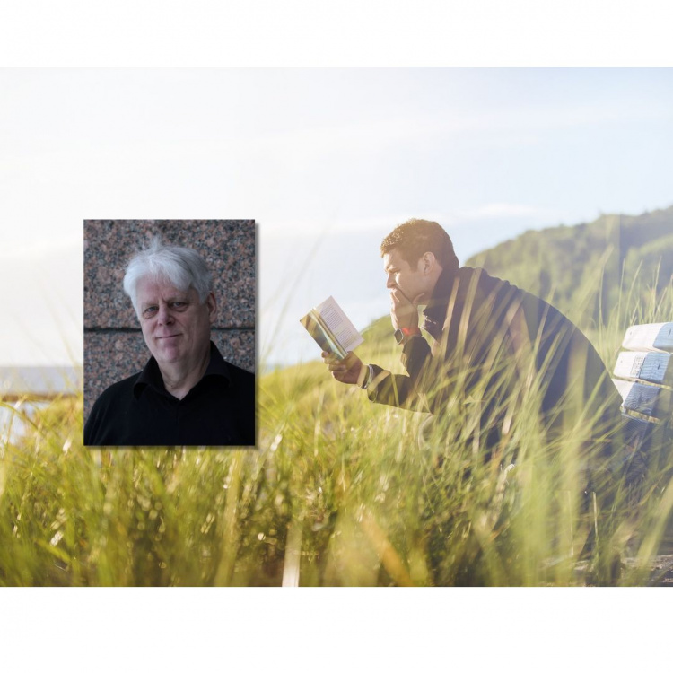 Jukka Norvanto, taustalla mies lukee kirjaa niityllä