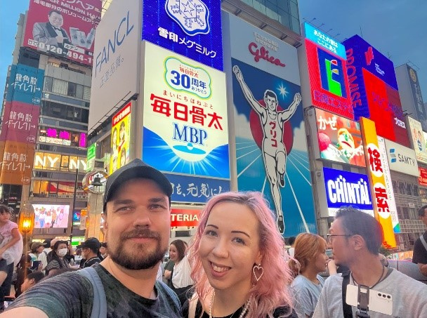 Kuva Joannasta ja Petteristä Japanin kaupungissa