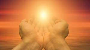 Avoimet kädet, aurinko loistaa taustalla