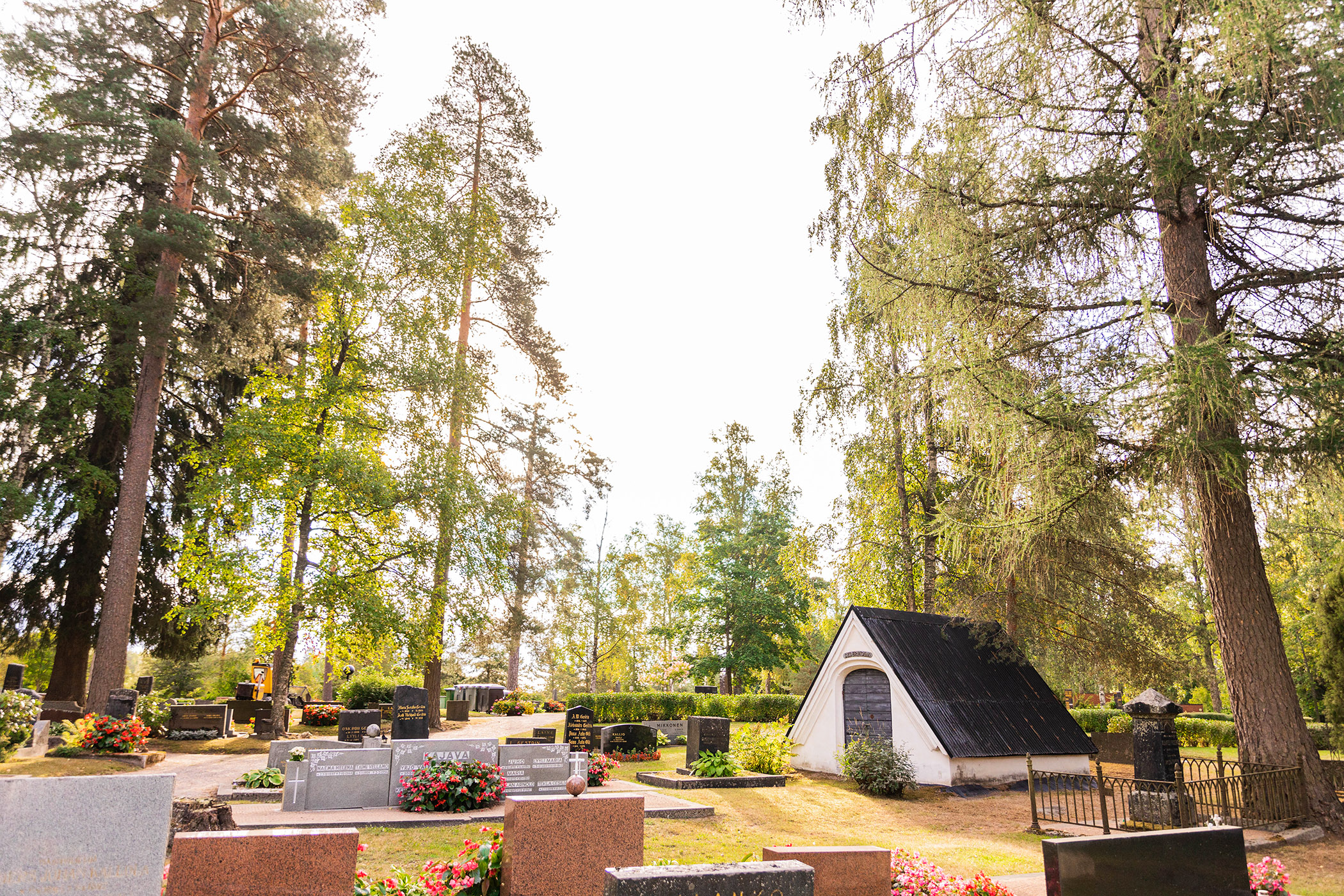 Mäntsälän seurakunnan hautausmaan hautoja kesällä.