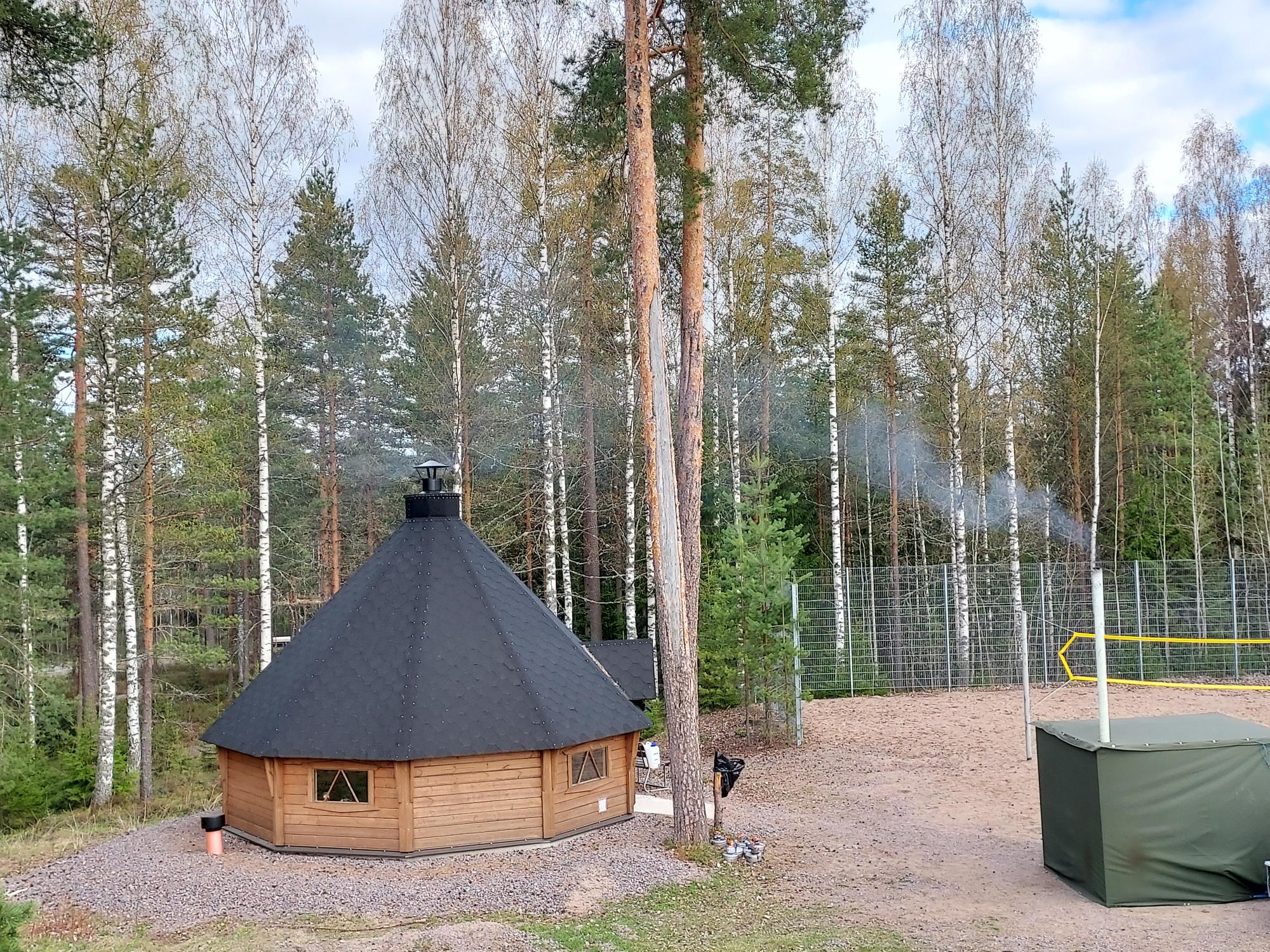 Ahvenlammen leirikeskuksen kota.