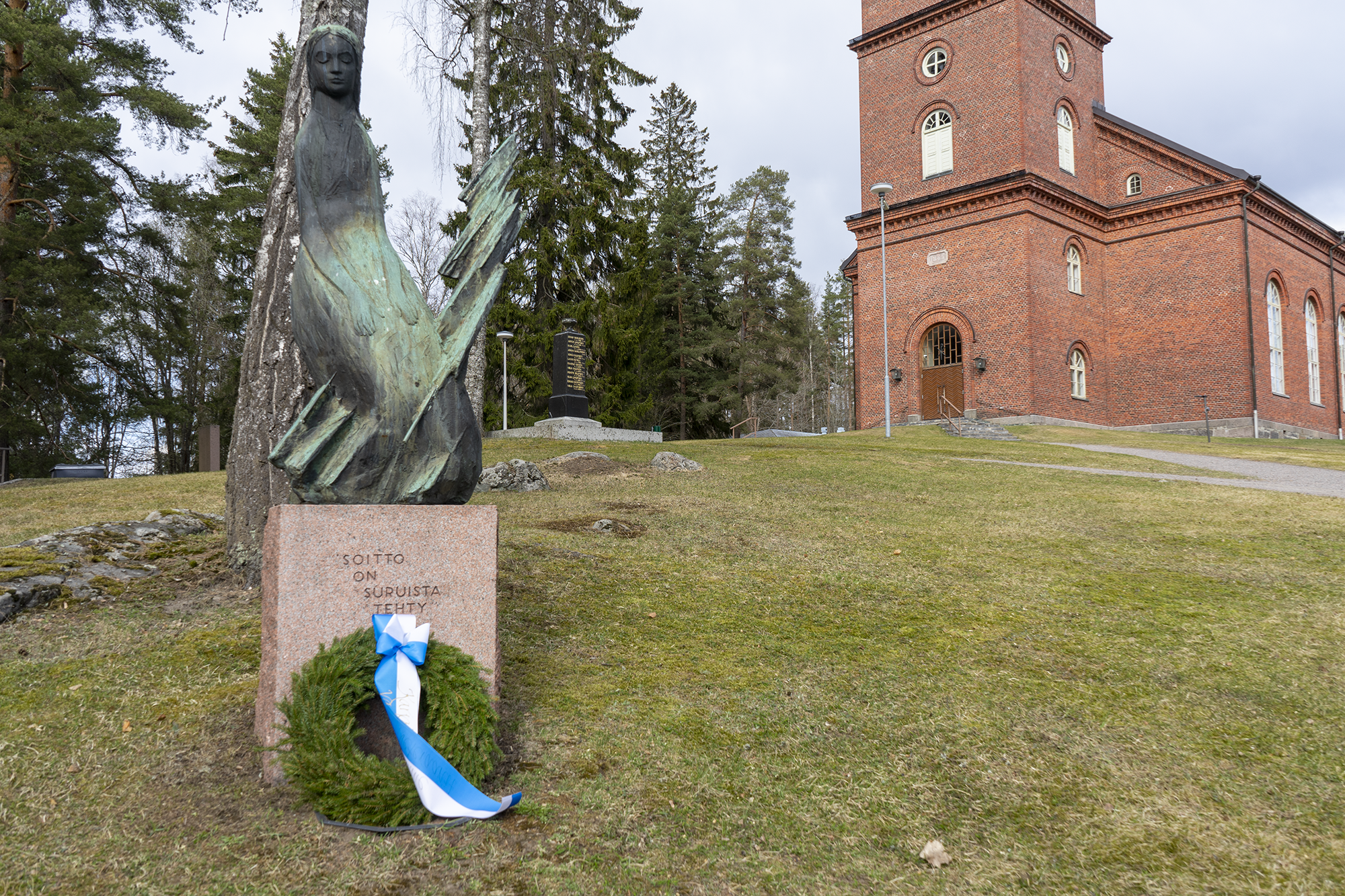 Heikki Varjan vuonna 1965 veistämä Karjalaan jääneiden vainajien muistomerkki ”Karjalan neito”
