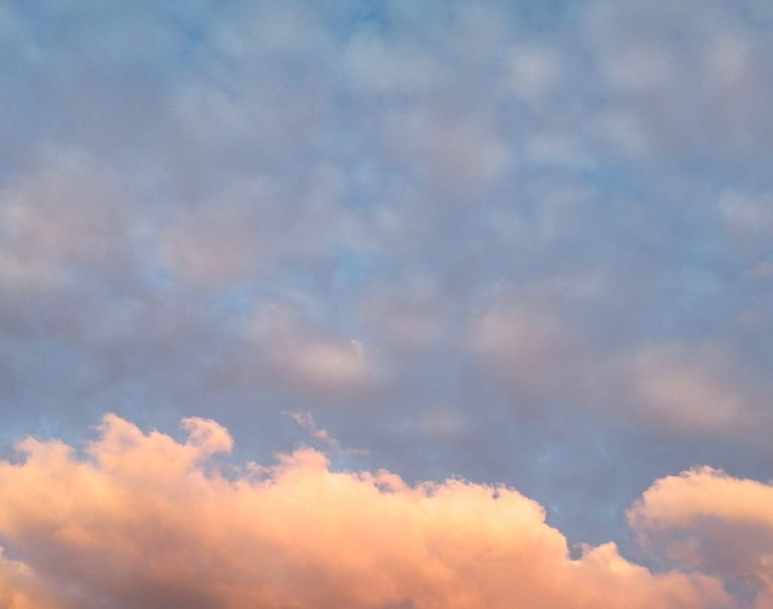 Auringon kultaamia pilviä.