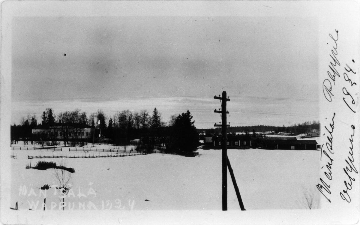 Kuvassa vasemmalla on Mäntsälän pappila ja oikealla pappilan vuokralaisen rakennuksia vuoden 1924 vappuna. ...