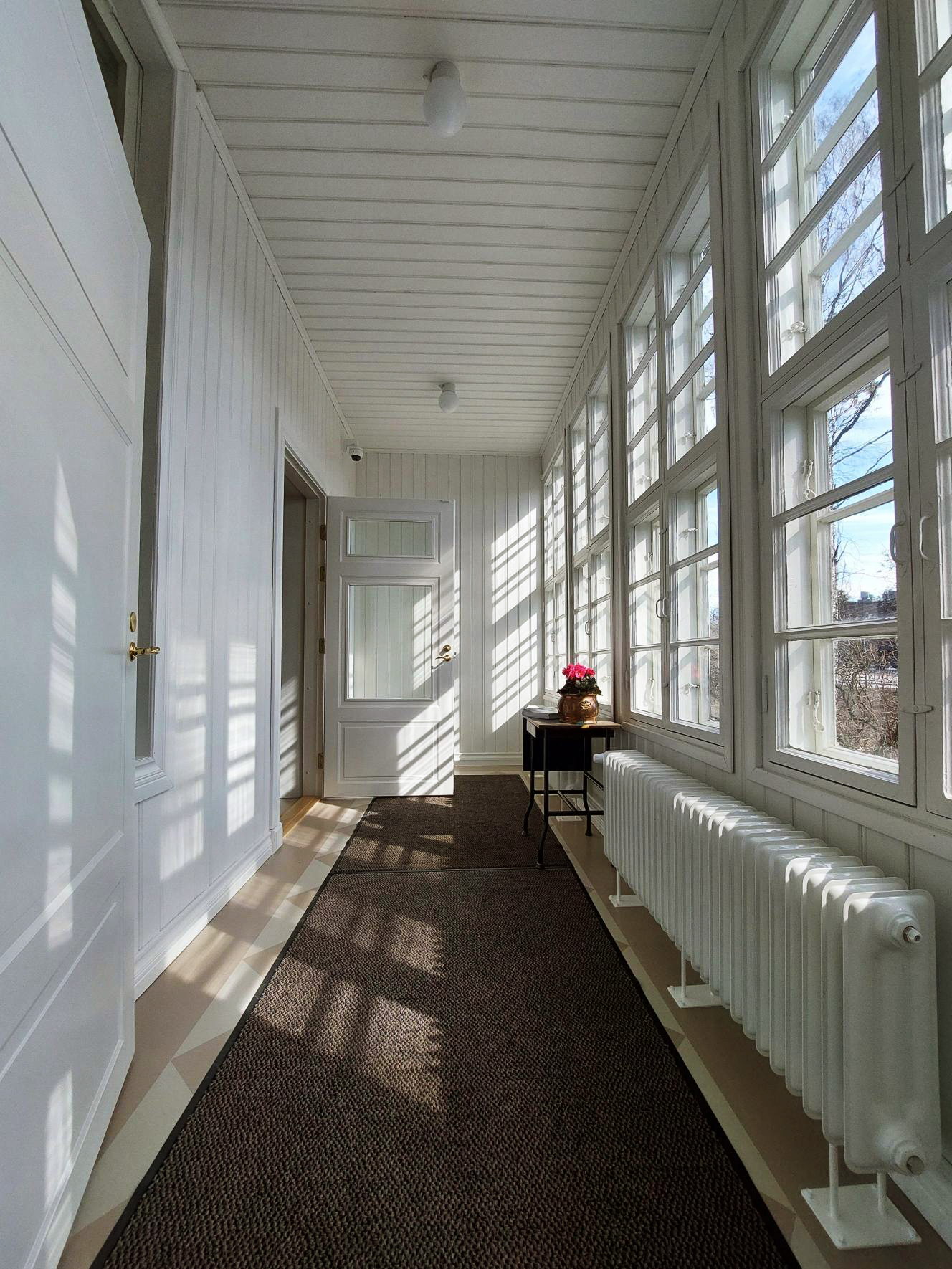 Kirkkoherranviraston eteinen.