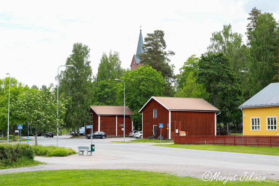 Kirkonmäen rakennuksia eli aitat, Koivulan kerhotalo ja kirkontorni.