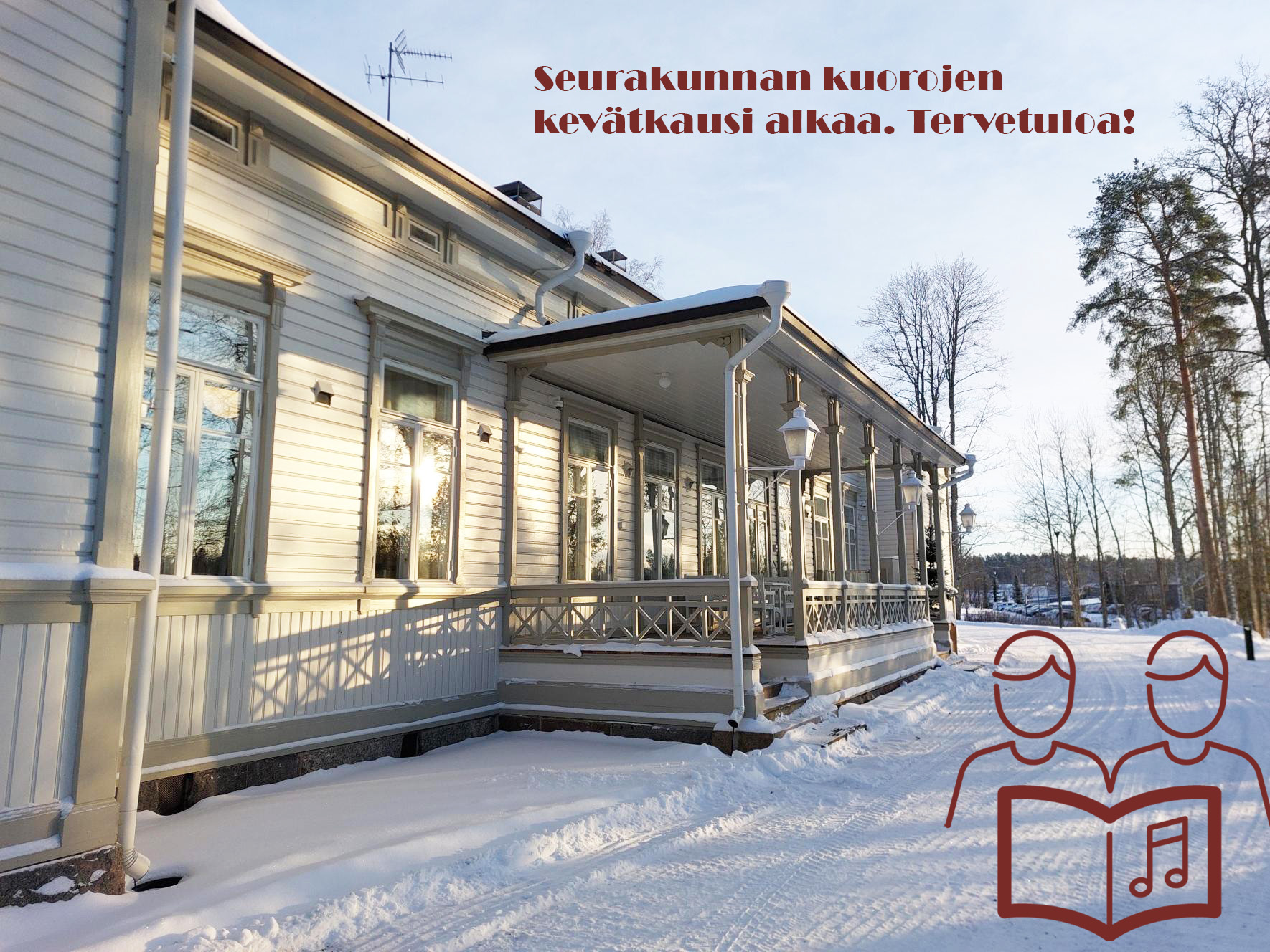 Pappila talvella ulkoapäin. Lisäksi piktogrammi, jossa kaksi henkilöä laulaa nuottikirjasta.