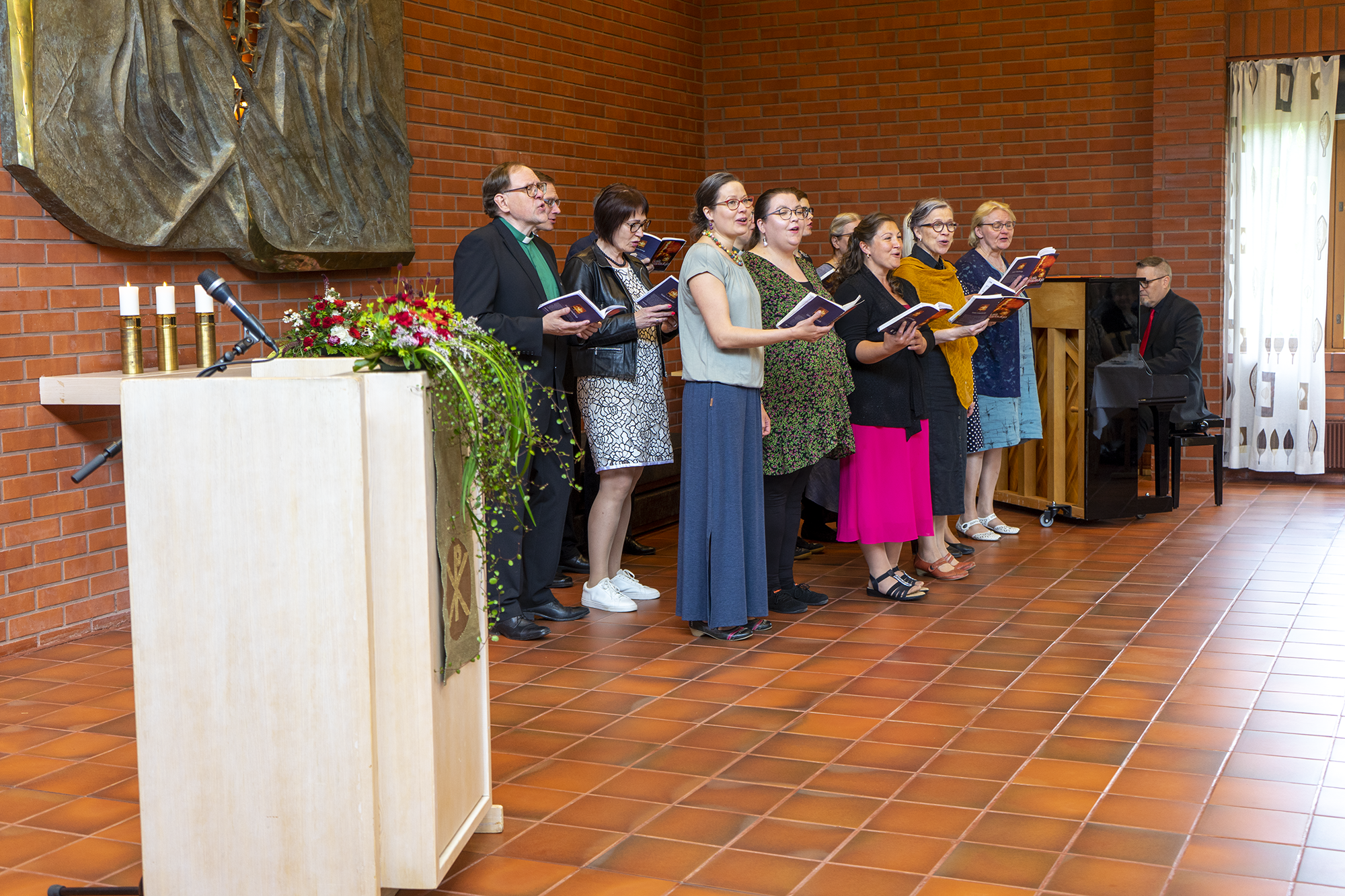 Kuvassa Gospel Mäntsälän kuorolaisia ja pianon takana Pekka Itkonen.