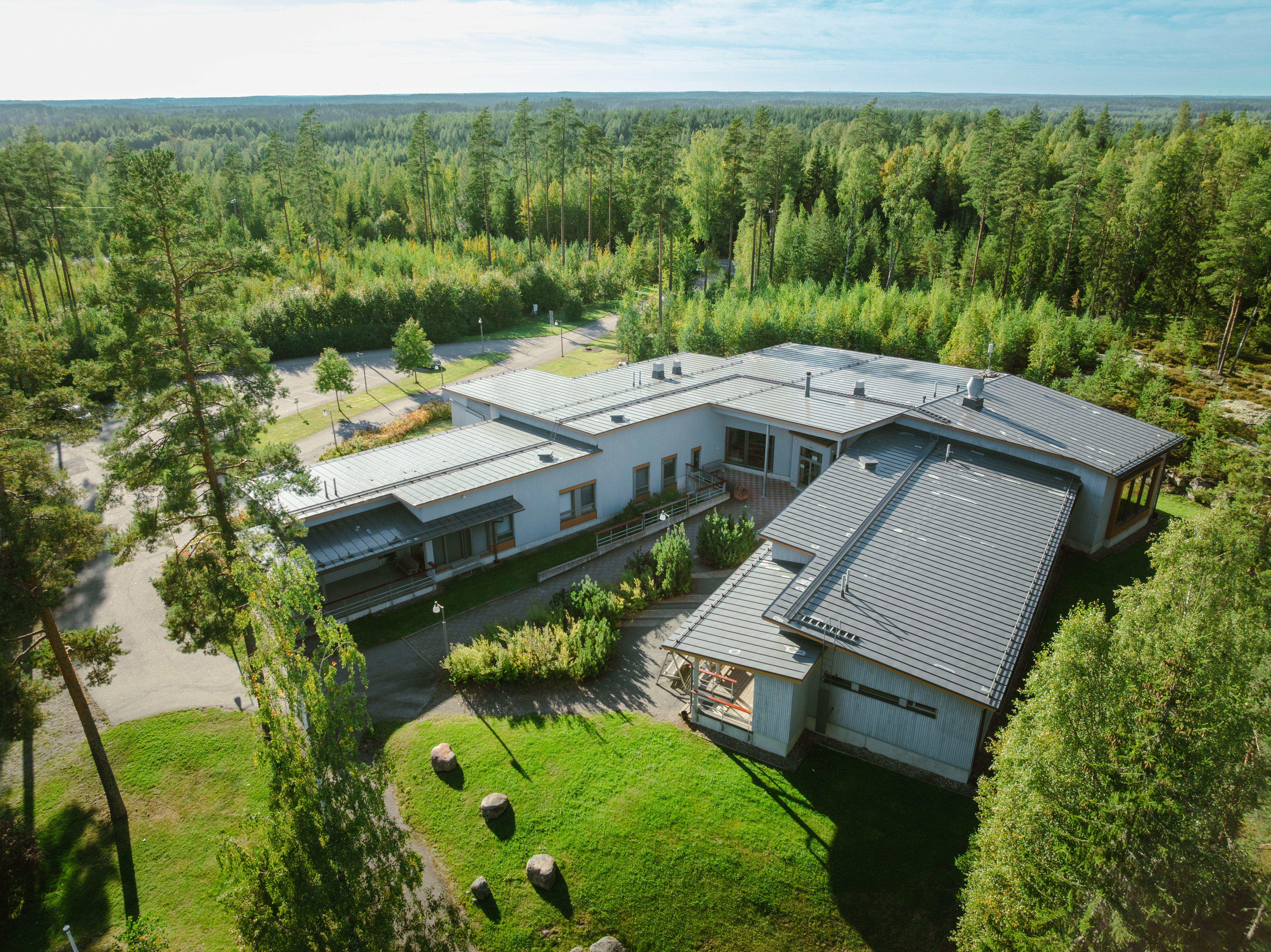 Ahvenlammen leirikeskus ilmasta kuvattuna.