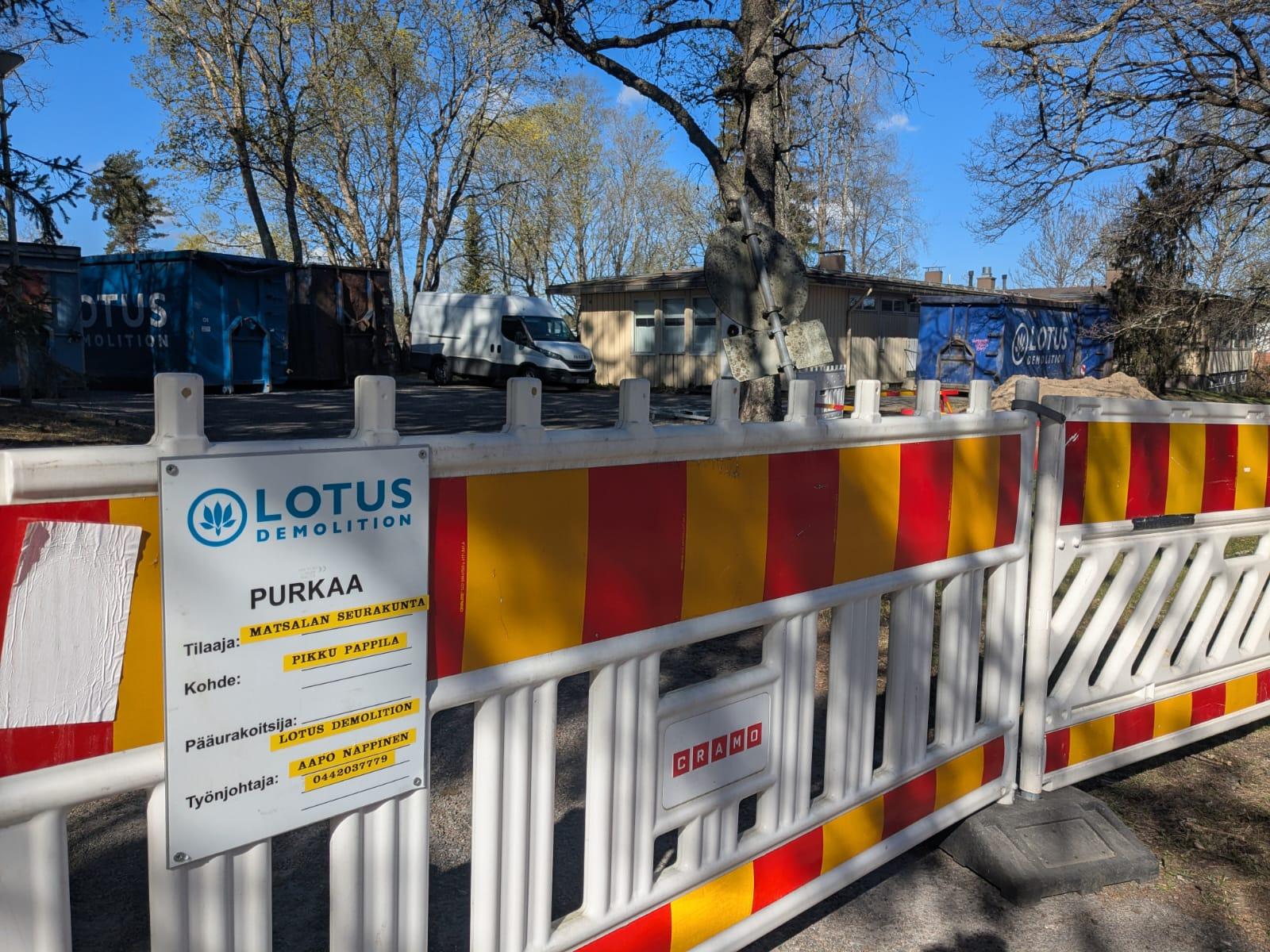 Rakennustyömaa-aita Pikku-pappilan edessä.