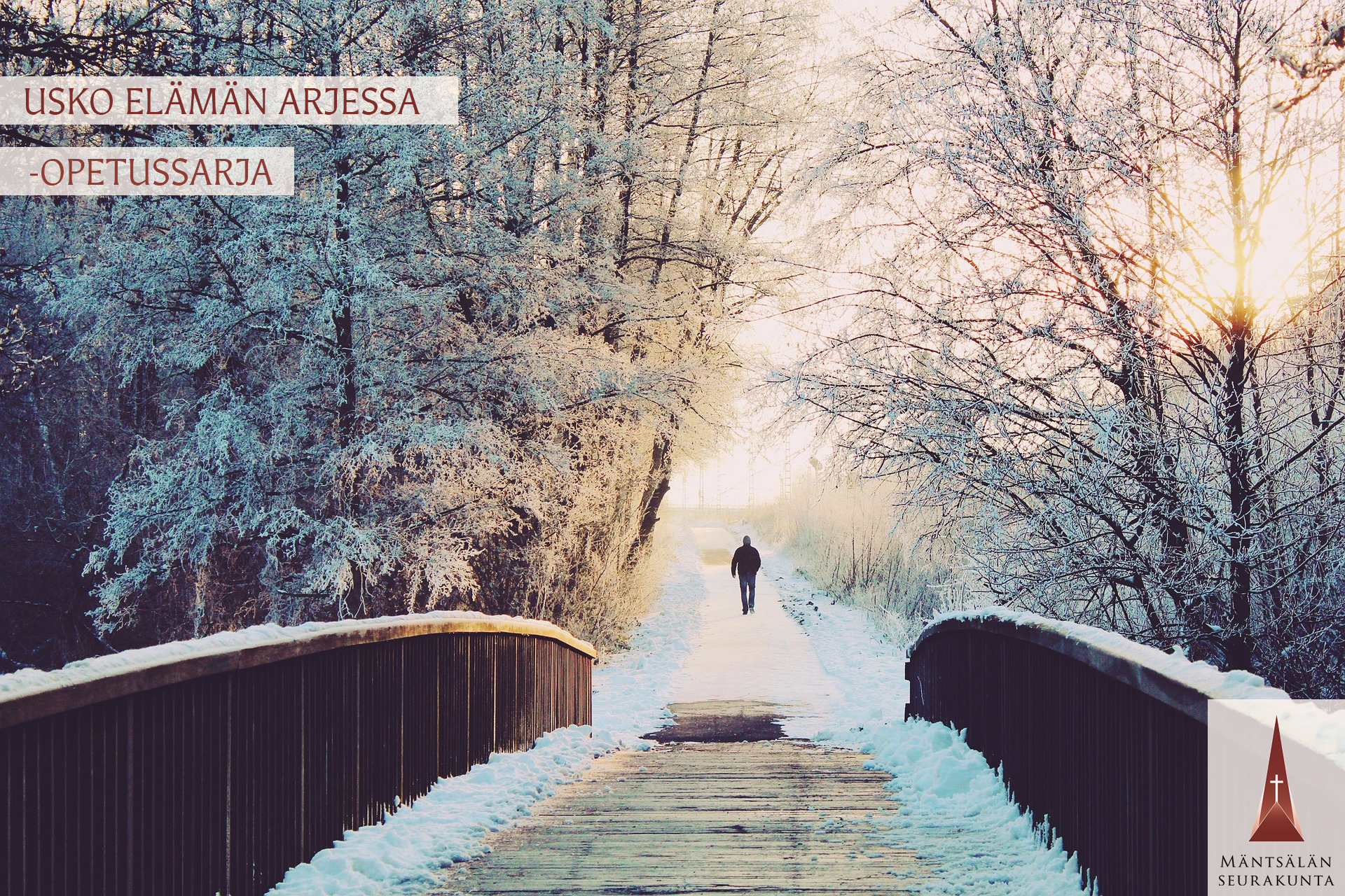 Mies on ylittänyt sillan ja kävelee lumista polkua pitkin auringon paistaessa.