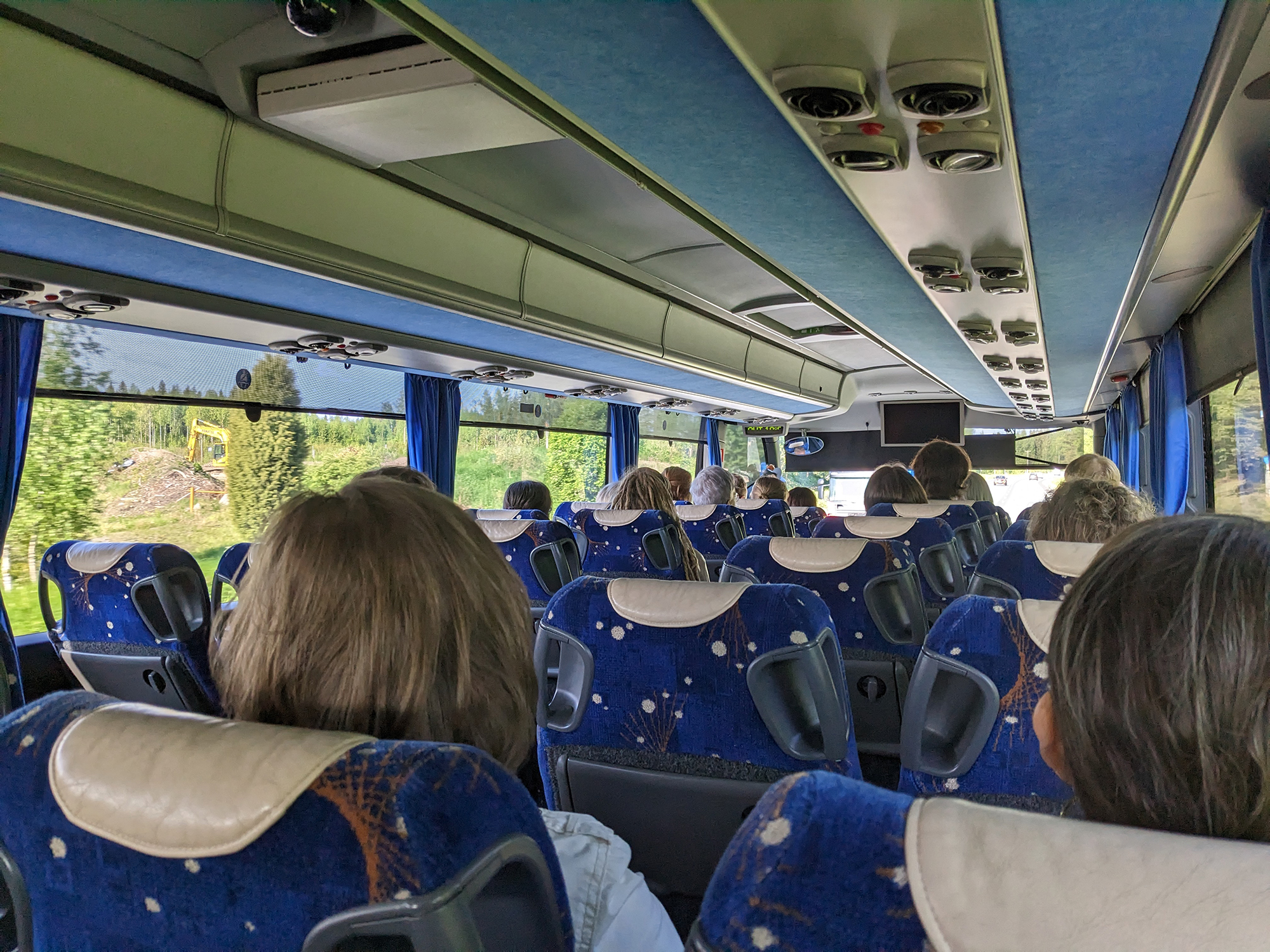 Ihmiset istuvat bussissa.