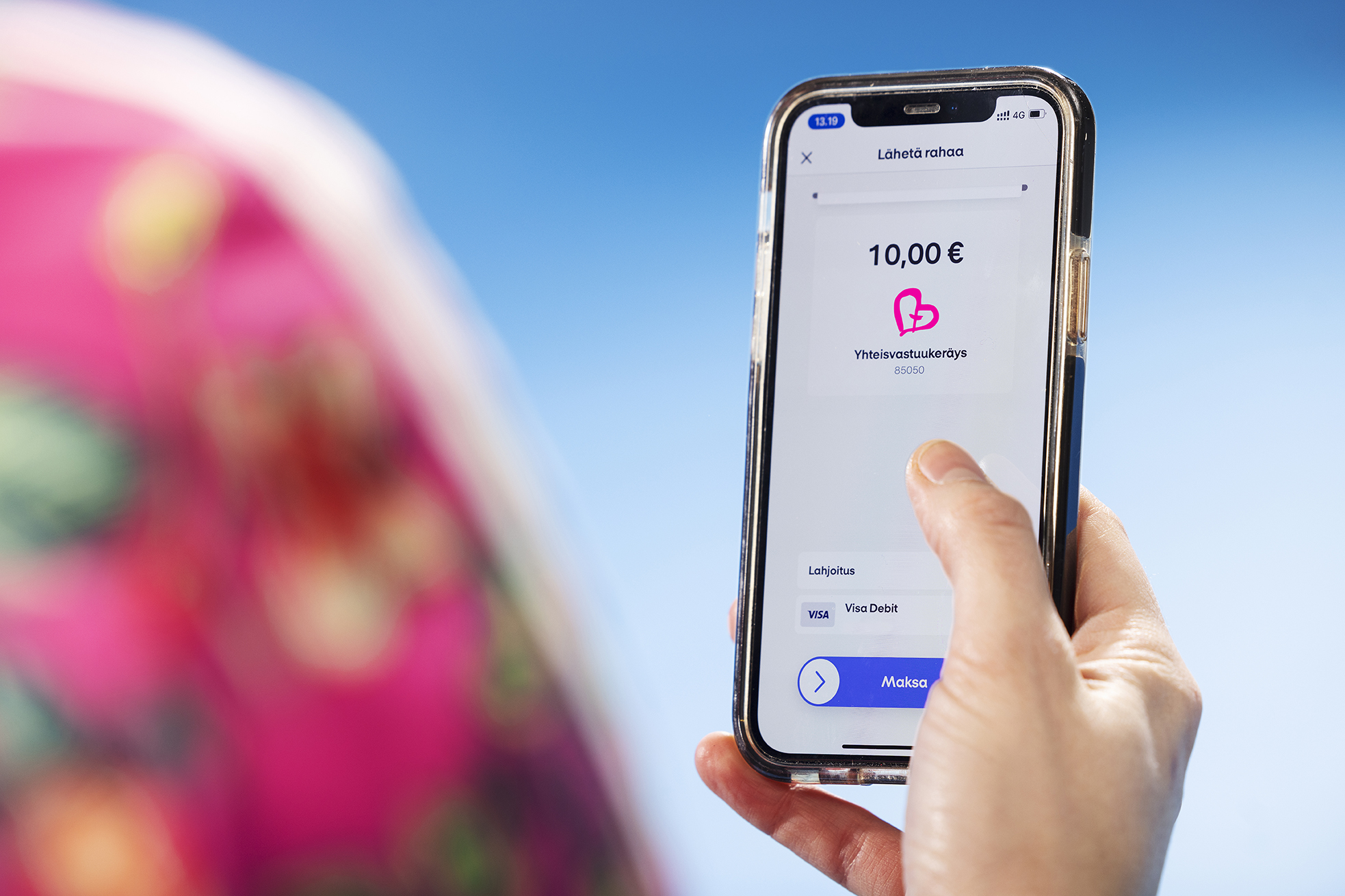 Puhelimessa on auki MobilePay, jossa nainen on lahjottamassa 10 euroa Yhteisvastuukeräykselle.