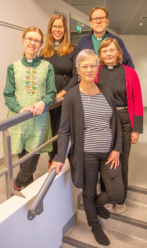 Mäntsälän seurakunnan diakoniatiimin viisi henkilöä ryhmäkuvassa.