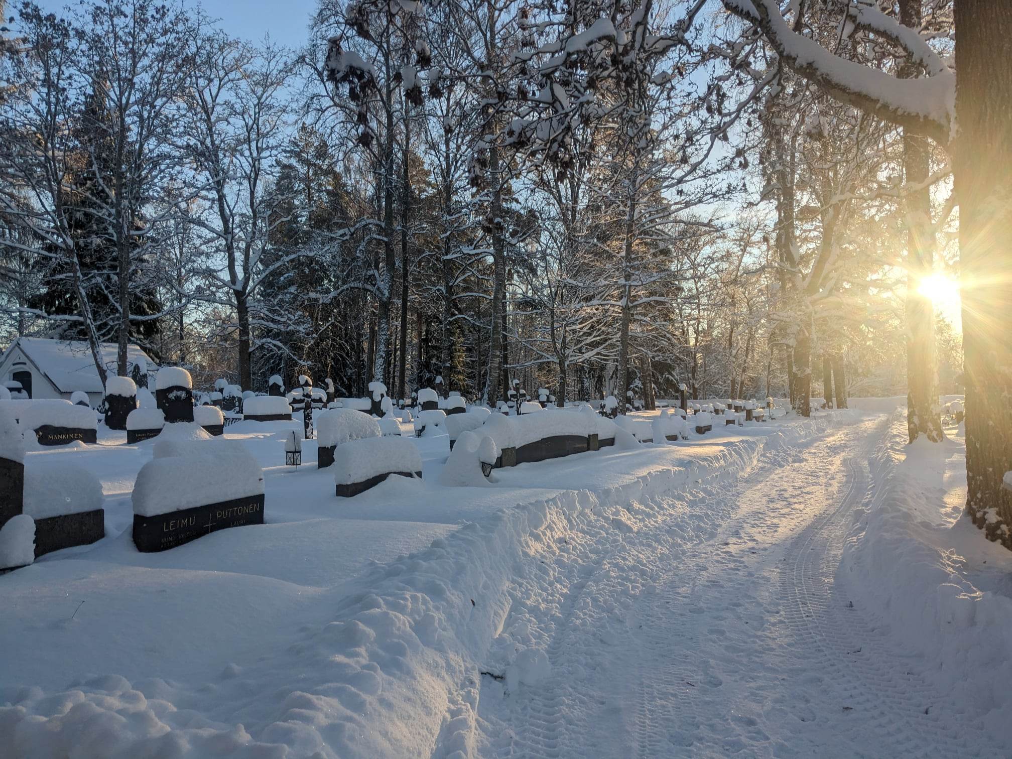 Mäntsälän hautausmaan hautakiviä hangessa.
