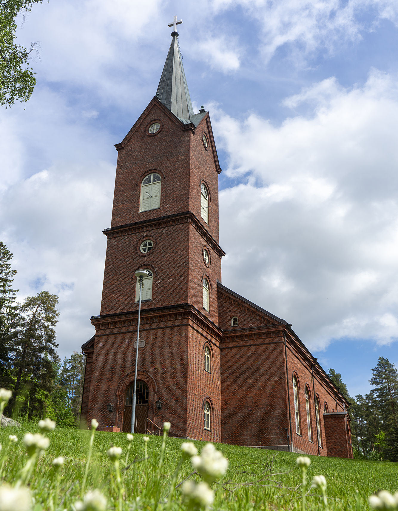 Mäntsälän kirkko kuvattu ulkoapäin.