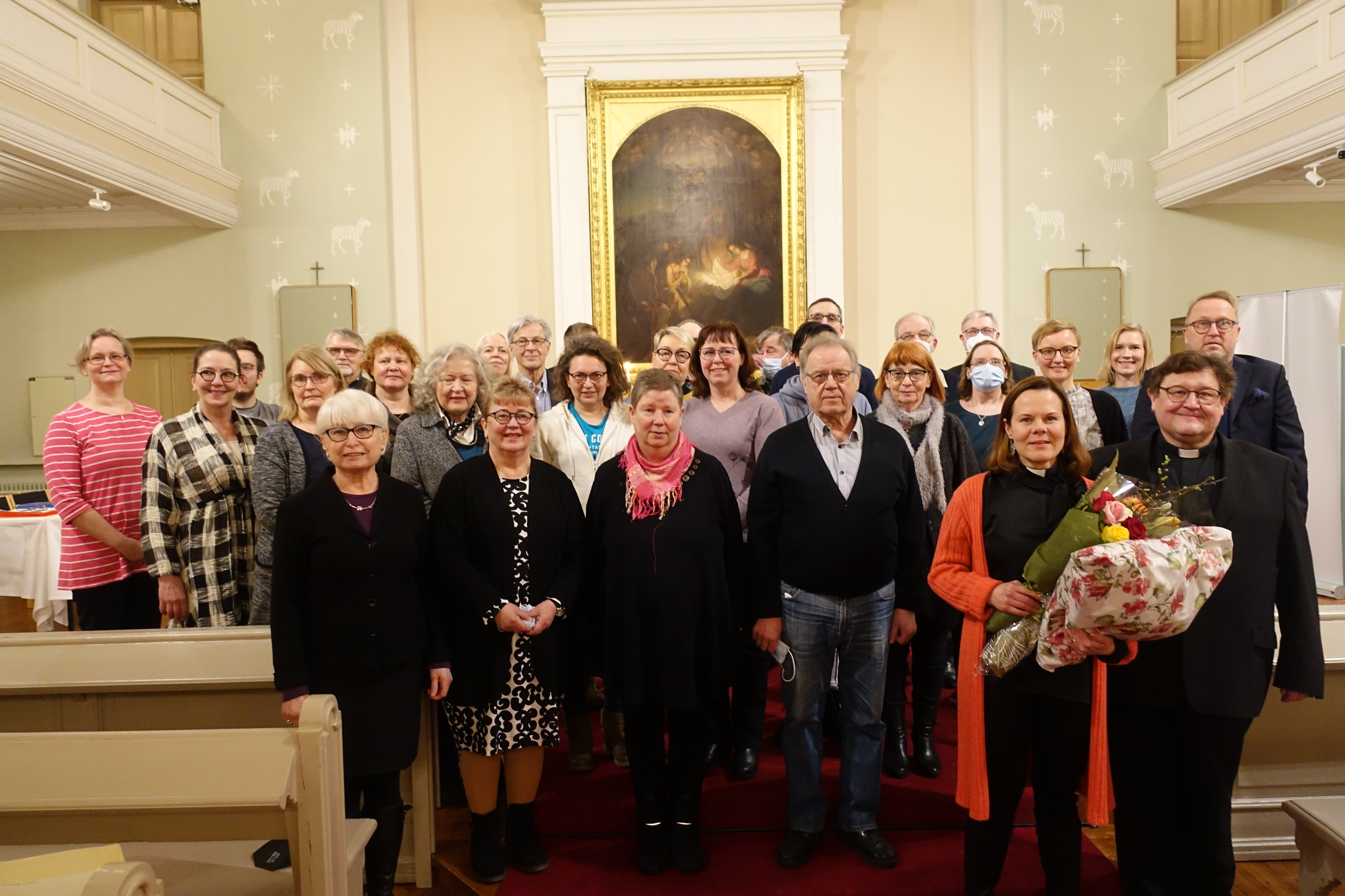 Kirkkovaltuusto ja Tarja Meijer ovat kokoontuneet valokuvaan kirkkovaltuuston kokouksessa 9.2.2022, kun kir...