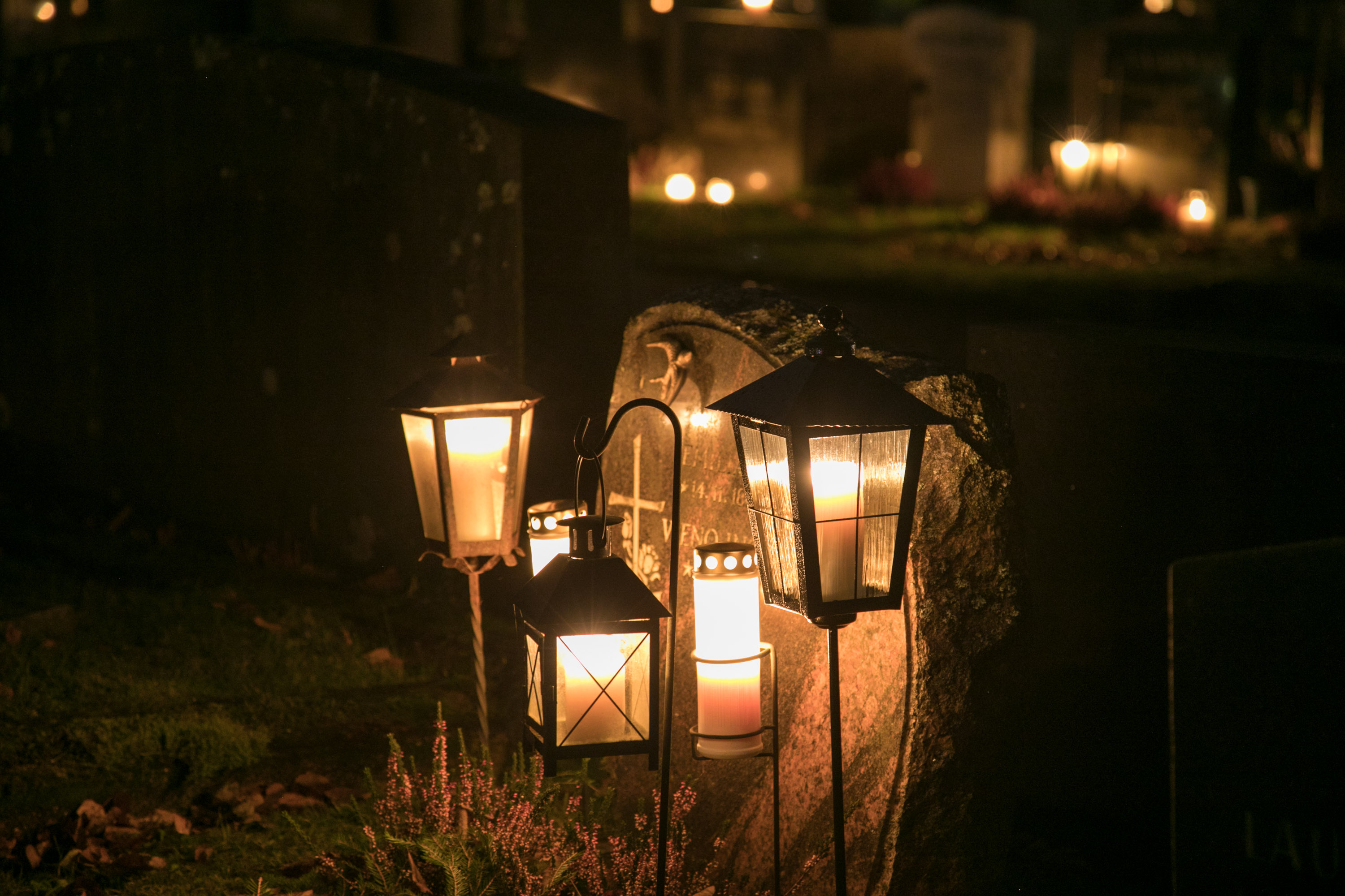 Hautalyhtyjä, joissa palaa kynttilöitä