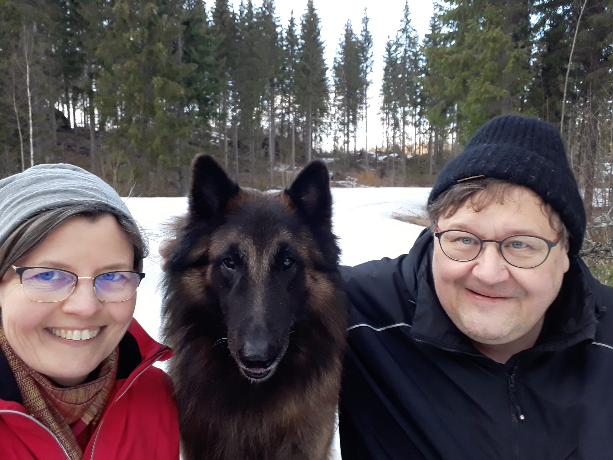 Mikko ja Minna Seppälä sekä Rane-koira ulkoilevat.