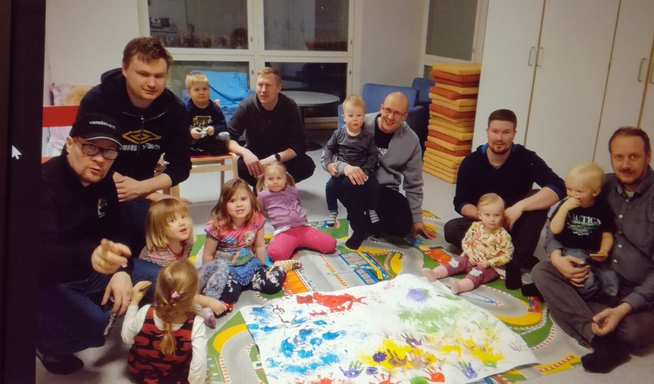 Lapsia ja isejä leikkimässä.