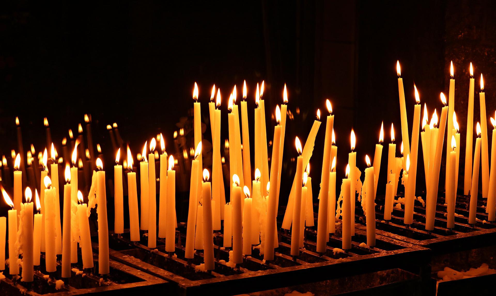 Kaksi kynttilää sytytettynä Mäntsälän kirkossa.
