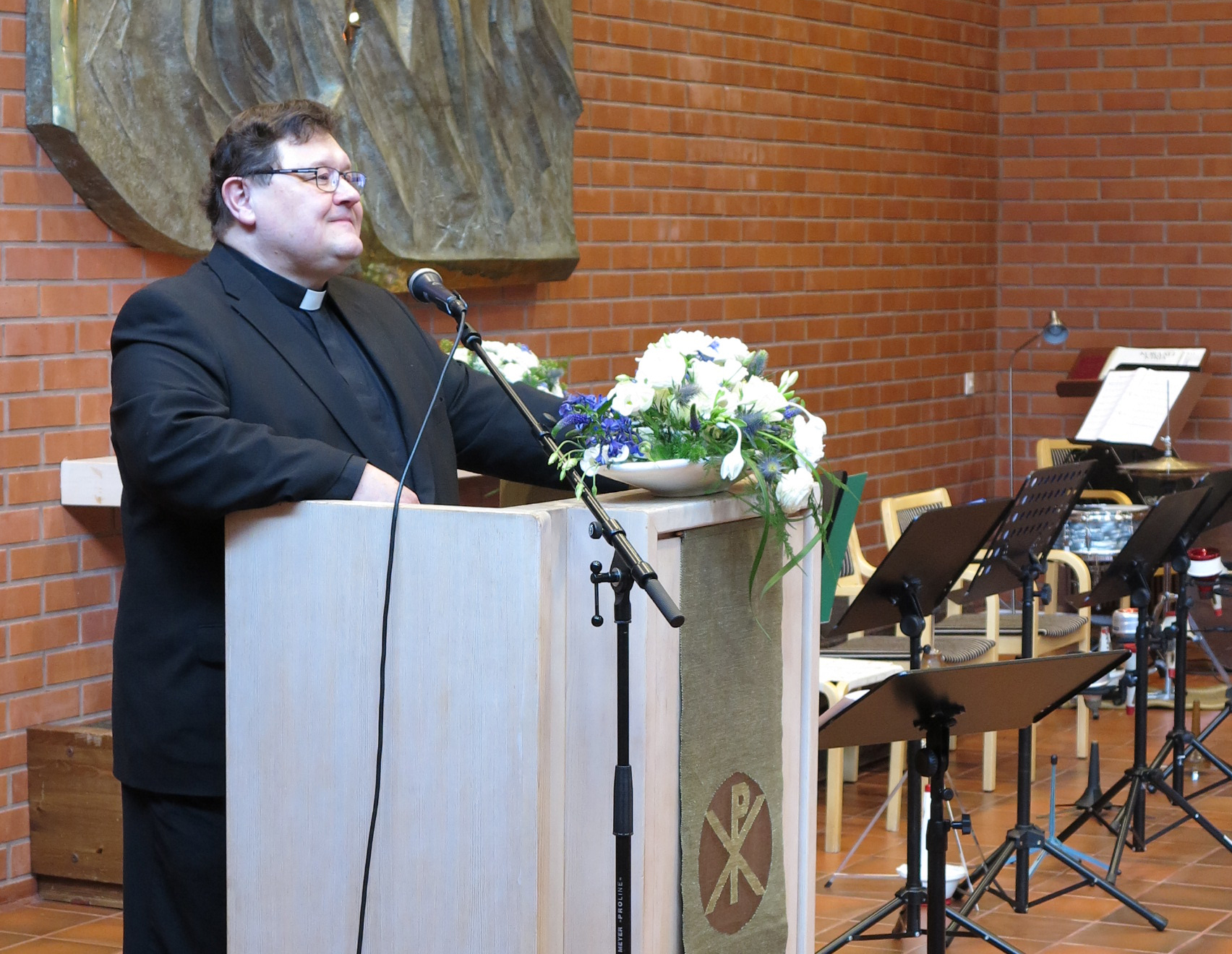 Kirkkoherra Mikko Seppälä pitämässä puhetta.
