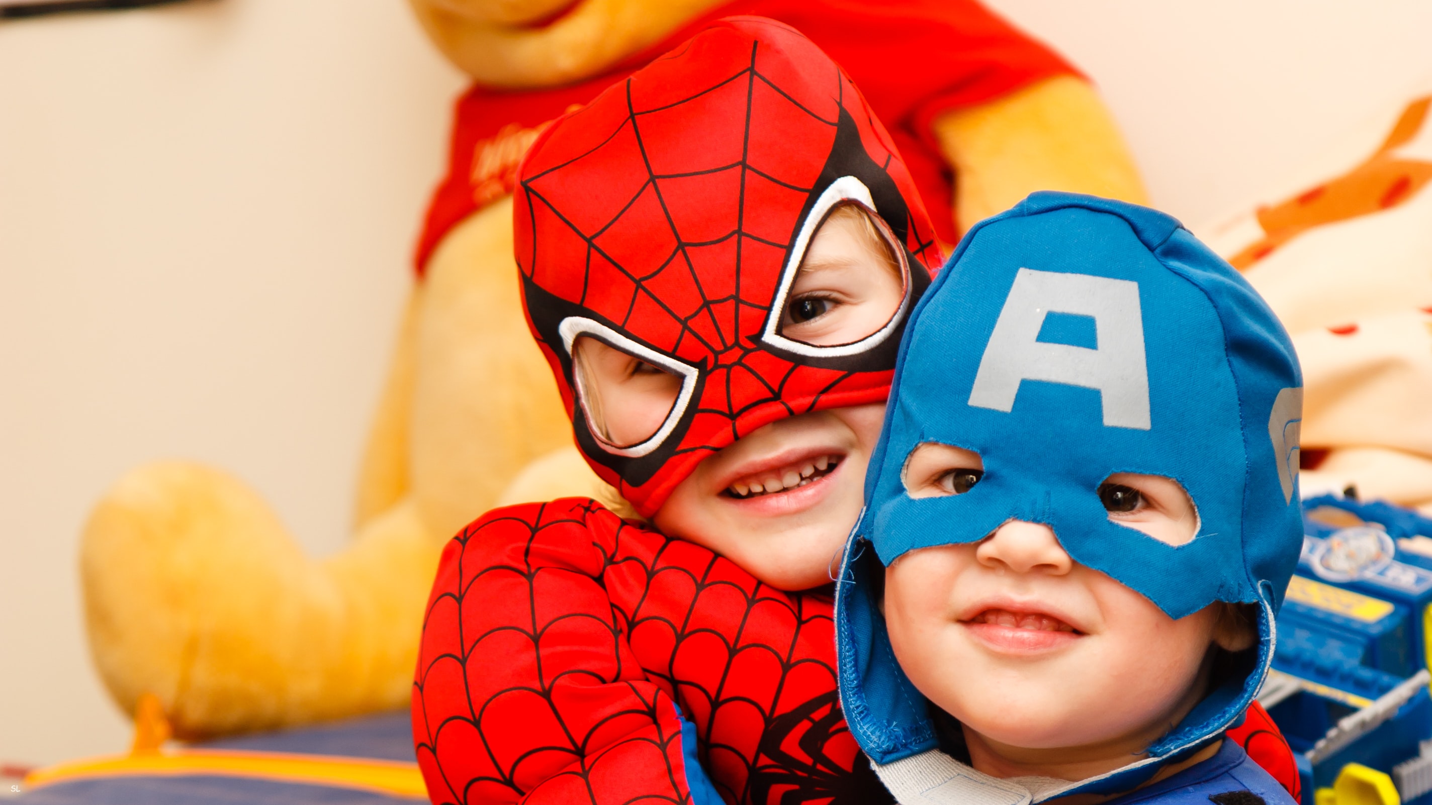 Kaksi lasta pukeutunut supersankariasuun.