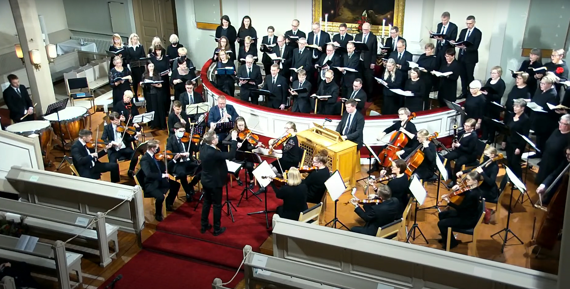 Pyhäinpäivän Händelin Messias-teoksen esittäjiä kuorolaisista orkesteriin.