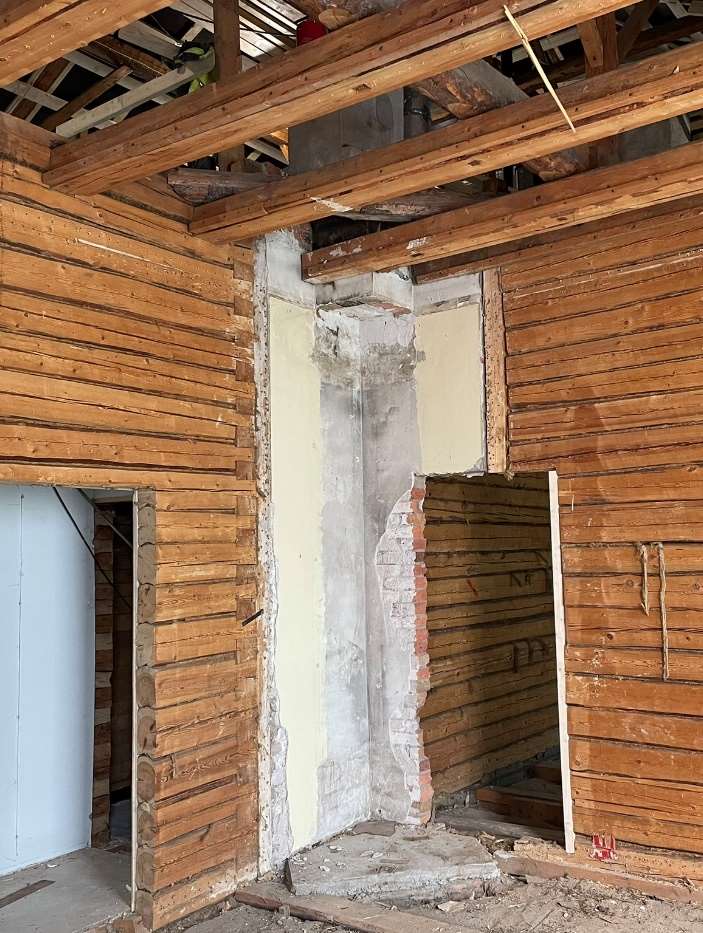 Puretun tulisijan palamattomana taustarakenteena toimineet siipimuuraukset.