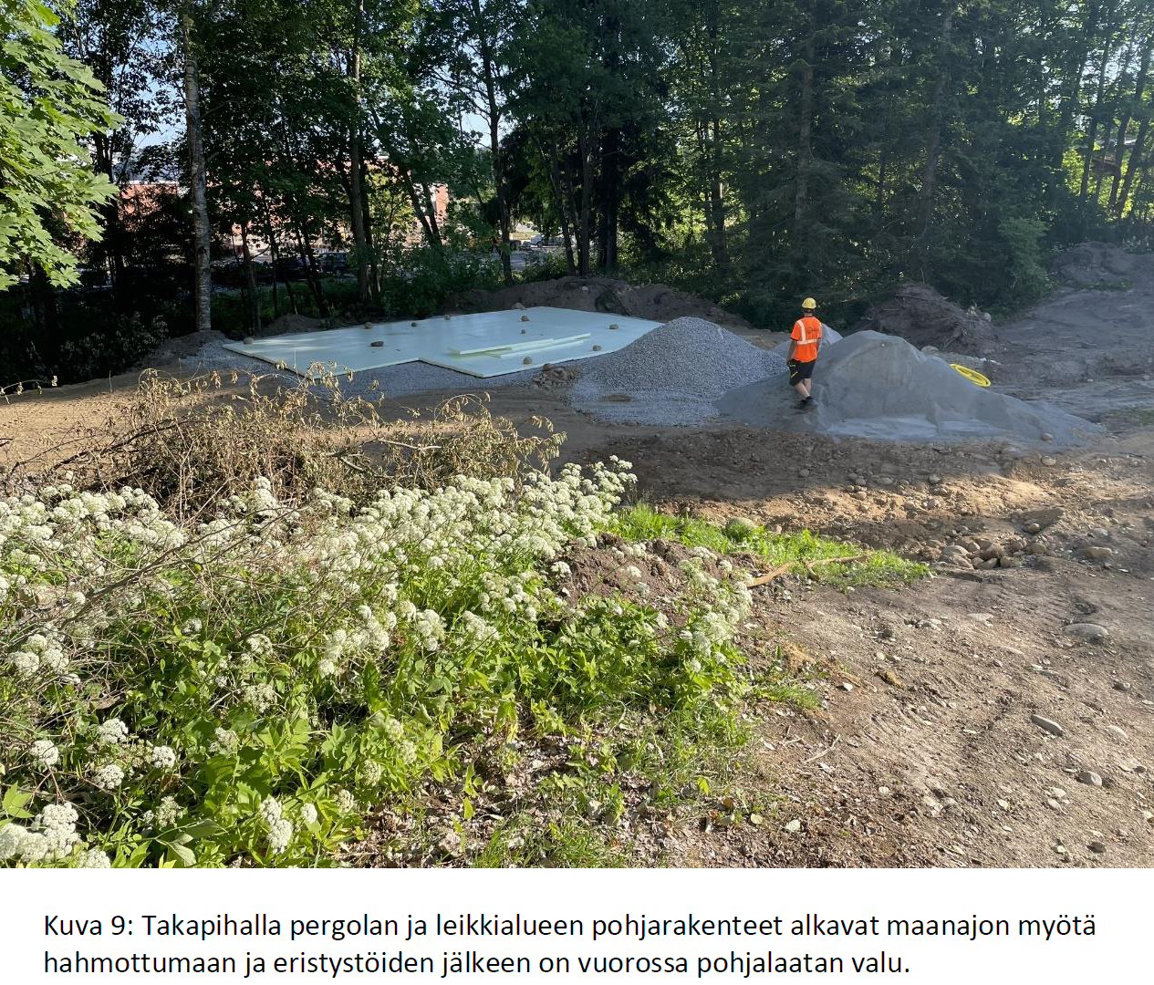 Kuva 9: Takapihalla pergolan ja leikkialueen pohjarakenteet alkavat maanajon myötä hahmottumaan ja eristystöiden jälkeen on vuorossa pohjalaatan valu. 